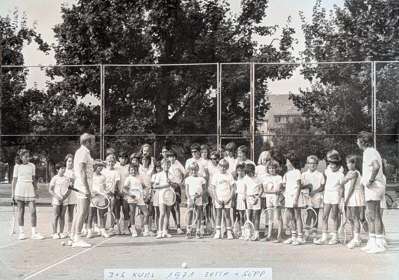 J+S-Kurs auf dem Tennisplatz Quader in Chur, 1971 – mit Zetta und Sepp als Leiter
