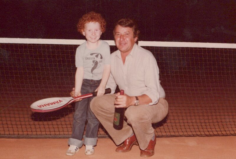 Sepp Bergamin mit seinem kleinen Sohn am Tennisnetz
