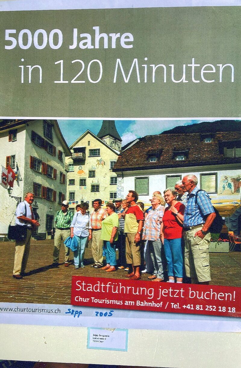 Werbebroschüre Chur Tourismus «5000 Jahre in 120 Minuten» – Sepp Bergamin führt eine Gruppe auf dem Arcas.